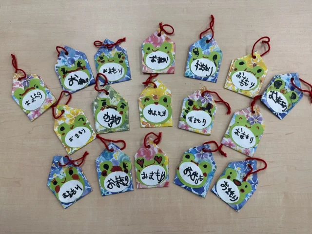 👦🏻👧🏻あかつき保育園　園児手作り御守り🐸🔆

今年もあかつき保育園の園児たちが手作りの交通安全の御守りを届けてくれました🌼

今年の御守りはカエルがモチーフとなっており、裏には『ぶじかえる』と書かれていました🐸
運送会社で交通安全にはより力を入れる仕事ということで、カエルと無事に帰るということを掛け合わせた『ぶじかえる』です🚚💨

当社からはお菓子のお渡しとトラックの荷台乗車体験をお返しとしてプレゼントしました🎁

園児たちからは「お仕事頑張ってください！！」と言ってもらい、より交通安全には気をつけてお仕事をしていこうと改めて感じました☺️

みなさん今日も一日ご安全に⛑️

#三重 #三重執鬼 #三重トルキ #三重執鬼株式会社 #三重トルキ株式会社 #トルキ #鈴鹿市 #鈴鹿 #三重県鈴鹿市 #物流 #運送#運送業#トラック#トラックドライバー #倉庫 #倉庫業#サステナブル#サステナブル経営 #サステナブル経営アワード #sdgs #御守り #お守り #おまもり #手作り #手作り御守り #安全 #交通安全 #ぶじかえる #無事帰る #あかつき保育園