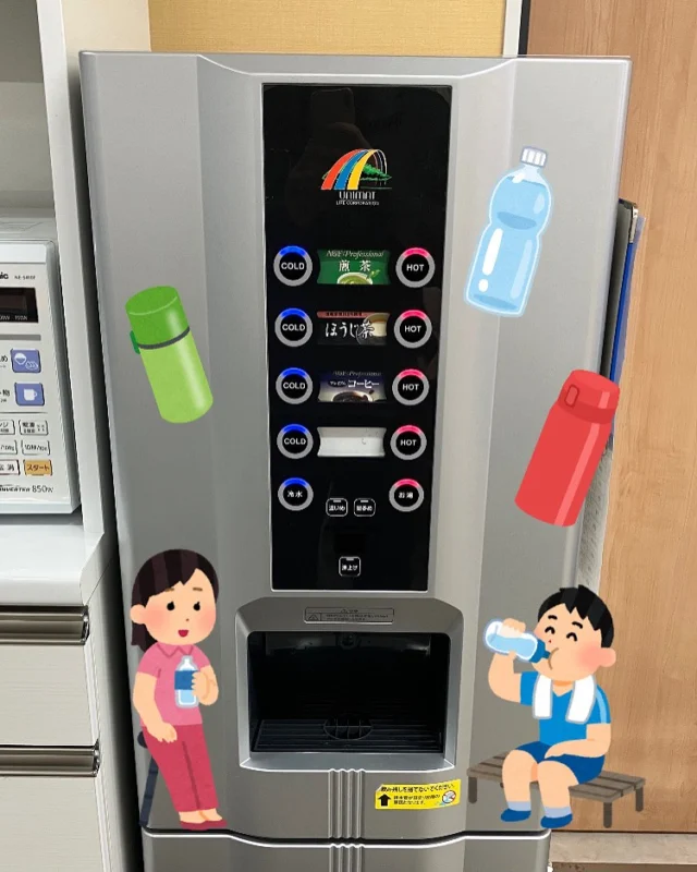 みなさんこんにちは☀️

今日、5月15日は【水分補給の日】です📅
みなさん知っていましたか？？

だんだんと暑くなり始めて、知らないうちに脱水していることもあるかもしれません🥵
『喉が渇いた』は脱水の初期症状です⚠️
喉が渇く前に、こまめな水分補給が大事ですよ💧

💡脱水予防のポイント
☑️起きたらまず一杯のお水
☑️仕事中も1時間に1回意識して水分を！
☑️汗をかいたらスポーツドリンクや塩分タブレットでミネラル補給も！

トルキでは、給茶機が設置されていて、多くの方が利用しています！また、マイボトルやペットボトルを持ってきてる方がとても多いです！
私は最近ジャスミン茶にハマっているので、毎日ジャスミン茶を飲んでいます🍵

みなさん、これからの季節、お気に入りのマイボトルでこまめに水分補給をして、元気に毎日を過ごしていきましょう✨

#三重 #三重執鬼 #三重トルキ #三重執鬼株式会社 #三重トルキ株式会社 #トルキ #鈴鹿市 #鈴鹿 #三重県鈴鹿市 #物流 #運送 #運送業 #トラック #トラックドライバー #倉庫 #倉庫業 #サステナブル #サステナブル経営 #サステナブル経営アワード #sdgs #水分補給 #脱水 #脱水予防 #熱中症予防 #水筒 #マイボトル #マイボトル生活