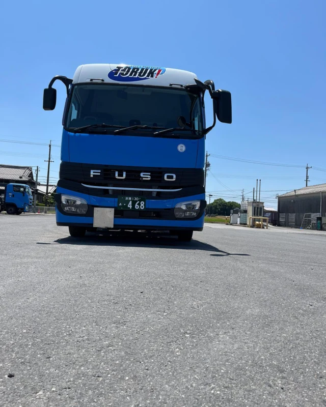 🆕🚚

本日、新しくコンテナユニットのトラックが納車されました！
ピカピカなボディに気持ちも高まりますね💫
これからこの頼もしい一台とともに、たくさんの荷物を届けていきます📦
みなさん、安全運転で頑張りましょう✊🏻🚚

#三重 #三重執鬼 #三重トルキ #三重執鬼株式会社 #三重トルキ株式会社 #トルキ #鈴鹿市 #鈴鹿 #三重県鈴鹿市 #物流 #運送 #運送業 #トラック #トラックドライバー #倉庫 #倉庫業 #サステナブル #サステナブル経営 #サステナブル経営アワード #sdgs #新車 #納車 #安全運転 #ピカピカ