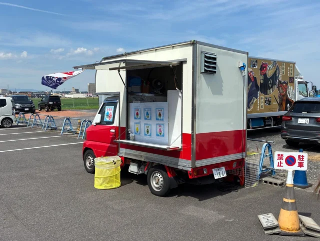 みなさんこんにちは！
お盆が明けても暑さは続き、昨日はなんと最高気温35度！🥵
そんな中、三重トルキにかき氷のキッチンカーが登場しました🍧
お昼休みや仕事終わりにたくさんの社員が集まり、みなさんとても喜んでいました🙌🏻🙌🏻
「どの味にする？？」と話す声に、夏らしい明るさが広がりました✨
次もなにか計画を立てようか……🧐

8月も後半です8️⃣
たまにはリフレッシュして、元気に頑張っていきましょう💪🏻🍀

#三重#三重トルキ#三重執鬼#三重執鬼株式会社#みえ#みえとるき#トルキ#鈴鹿市#鈴鹿#三重県鈴鹿#運送#運送業#トラック#ドライバー#倉庫#倉庫業#サステナブル#サステナブル経営#サステナブル経営アワード #sdgs #かき氷 #キッチンカー #かき氷キッチンカー