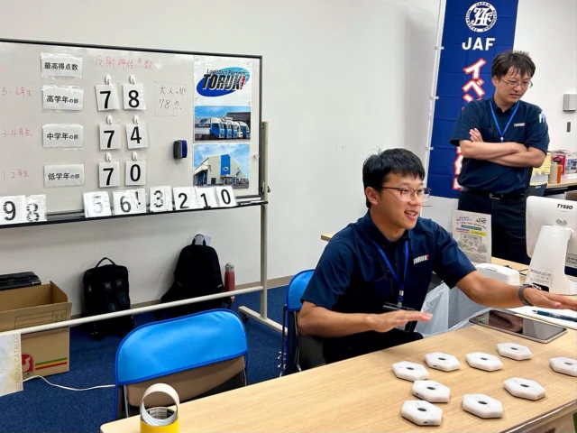 みなさんこんにちは😃

8月23日(土)にハヤシユナイテッド文化ホール鈴鹿で開催されたNPO法人shiningさん主催の「子どものやりたい！やってみよう！を育てよう！」に、当社も出展させていただきました😆
当社は脳年齢と反射神経の測定ができる健康器具を展示🧠✨
多くの子どもたちが興味津々でチャレンジしてくれました👦🏻👧🏻

子どもたちに大人気だったのが、反射神経測定器！⚡️
「どれだけ早く反応できるかな？」と、子どもたちが何度も挑戦してくれて、楽しみながら脳と体を鍛える姿にこちらも元気を貰いました☺️

ご参加いただいた皆さま、ありがとうございました🙏🏻
たくさんの笑顔に出会えて、感謝の気持ちでいっぱいです🤩

#三重#三重トルキ#三重執鬼#三重執鬼株式会社#みえ#みえとるき#トルキ#鈴鹿市#鈴鹿#三重県鈴鹿#運送#運送業#トラック#ドライバー#倉庫#倉庫業#サステナブル#サステナブル経営#サステナブル経営アワード#sdgs#イベント出展 #反射神経トレーニング #脳年齢測定 #子どもの笑顔