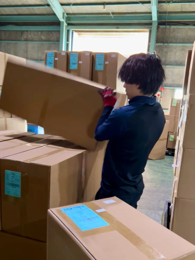みなさんこんにちは😆

4月に入社してあっという間に5ヶ月⏳
私たち新入社員は、ただいまマッチングジョブローテーションの真っ最中！
2ヶ月ごとに異なる部署を経験しながら、実際の現場で仕事を学んでいます📖🖋️

今回は事務所と倉庫での様子をチラ見せ🫣

💻事務所では、電話対応やデータ入力に奮闘中！
最初は不安もあったけど、優しい先輩が丁寧に教えてくれて、少しずつ出来ることが増えてきました😊📝

📦倉庫では、商品のピッキングやデバンニングなど、体を動かす仕事に汗を流しながら、チームで協力する大切さを実感中💪🏻💦

明日で第二クールも最終日。
同期のみんながそれぞれの場所で頑張っている姿を見ると、私ももっと頑張ろうと思えます👀✨

次の部署ではどんな出会いと学びがあるのか、今から楽しみです🌱

#三重#三重トルキ#三重執鬼#三重執鬼株式会社#みえ#みえとるき#トルキ#鈴鹿市#鈴鹿#三重県鈴鹿#運送#運送業#トラック#ドライバー#倉庫#倉庫業#サステナブル#サステナブル経営#サステナブル経営アワード#sdgs#新入社員#新入社員です#社会人1年目#現場で学ぶ#同期って心強い