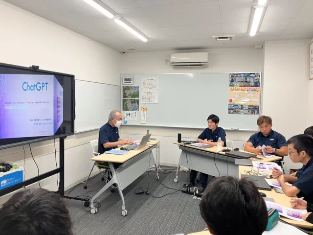 9月3日、当社にて第1回フレッシャーズキャンプを開催しました🌱
午前の部では、生成AIの活用に関しての講義、実践などを行いました🧠
実践では、chatGPTを活用して、三重トルキのトラックを未来風にイラスト化する中で、質問の工夫によりAIとの対話から発想力と伝える力を磨くことができました💡
新入社員もみんな楽しく取り組むことができ、活気ある時間となりました⚡️
午後は、ペアワークで新聞を読み、気になる記事を選んで要約&ディスカッション📝
社会への関心や考察力が垣間見え、非常に有意義な時間でした。
そして、個人情報の取り扱いについてクイズ形式で出題され、楽しく学ぶことができました✨
さらに、前日から取り組んでいた当社のクレーム対応方針についても発表🫧
対応のあり方などを真剣に議論し、多くの学びを得ることができました🙌🏻

今回のキャンプを通して、参加者同士の距離もぐっと縮まり、今後のチームワークにもつながる貴重な機会となったと思います🤝🏻
これからの成長がますます楽しみです😊

#三重 #三重執鬼 #三重トルキ #三重執鬼株式会社 #三重トルキ株式会社 #トルキ #鈴鹿市 #鈴鹿 #三重県鈴鹿市 #物流 #運送 #運送業 #トラック #トラックドライバー #倉庫 #倉庫業 #サステナブル #サステナブル経営 #サステナブル経営アワード #sdgs #フレッシャーズキャンプ #研修