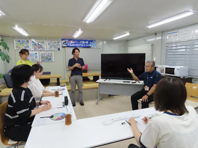 みなさんこんにちは🌱

9月11日、取材型見学ツアー「シゴトラベルinすずか2025」にて、大学生3名の方が弊社を訪問し、社長と新入社員へのインタビューを行なって下さいました🎤✨
インタビュー後は実際の倉庫をご案内し、弊社のトラックについてもご紹介🚚

〜イベントに参加した新入社員の感想〜
先日のイベントで初めて大学生の方々からインタビューを受けさせて頂きました✨
学生ならではの視点で頂いた質問に答えることで、普段の業務ではなかなか意識しない点に気づくことができ、改めて自社の仕事や取り組みを振り返る良い機会となりました🎈
また、インタビュー後には倉庫やトラックを案内し、実際の現場を見て頂くことで物流の仕事のリアルさややりがいをお伝えできたのではないかと思います🚛😊
学生の皆さんが真剣にメモを取りながら話を聞いてくださる姿に、私たち自身も大変刺激を受けました🔥
今回の経験を通じて、次世代を担う若い方々に物流業界の魅力を伝える大切さを改めて実感しました🫧🙌🏻
この貴重な機会を今後の活動にも活かしていきます😃✅🤝🏻

これからも地域の方々との交流を大切にし、物流の魅力を発信してまいります🫧✅🤝🏻

#三重 #三重執鬼 #三重トルキ #三重執鬼株式会社 #三重トルキ株式会社 #トルキ #鈴鹿市 #鈴鹿 #三重県鈴鹿市 #物流 #運送 #運送業 #トラック #トラックドライバー #倉庫 #倉庫業 #サステナブル #サステナブル経営 #サステナブル経営アワード #sdgs #企業見学 #シゴトラベル2025