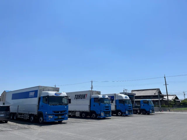 みなさん今日も一日お疲れ様です🌼

今日から10月、下半期がスタートしましたね⏩
三重トルキのトラックはこれからも「安全第一」で、みなさんのもとへ安全・安心をお届けします🚛

そして、実は2026年まであと92日なんですよ…
100日をきっているのはみなさんご存知でしたか？？
上半期があっという間に過ぎてしまったように、秋が過ぎるのも10月が終わるのも、2025年が終わるのもきっとあっという間です☹️
毎日学ぶことがたくさんの毎日。
1日1日を大切に、また明日から頑張っていきましょう🌱

#三重 #三重執鬼 #三重トルキ #三重執鬼株式会社 #三重トルキ株式会社 #トルキ #鈴鹿市 #鈴鹿 #三重県鈴鹿市 #物流 #運送 #運送業 #トラック #トラックドライバー #倉庫 #倉庫業 #サステナブル #サステナブル経営 #サステナブル経営アワード #sdgs #新卒募集 #中途入社大歓迎 #一日一日を大切に #安全第一