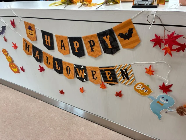 みなさんお疲れ様です！
今日はとっても肌寒いですね🥶
今日は久しぶりに布団から出たくないと感じた朝でした。笑

みなさん10月といえばハロウィンですね🎃👻
あと10日でハロウィンということで、今日はハロウィンの飾り付けをしました！
紅葉の飾り付けも加えて、かなり華やかになっています🍁
来月も季節にあった飾り付けをしていきたいと思います！！

ぜひ三重トルキにお越しの際は、入り口に入ったらすぐ見えますのでチェックして下さいね✅

#三重 #三重執鬼 #三重トルキ #三重執鬼株式会社 #三重トルキ株式会社 #トルキ #鈴鹿市 #鈴鹿 #三重県鈴鹿市 #物流 #運送 #運送業 #トラック #トラックドライバー #倉庫 #倉庫業 #サステナブル #サステナブル経営 #サステナブル経営アワード #sdgs #新卒募集 #中途入社大歓迎　#ハロウィン #ハロウィン装飾はじめました