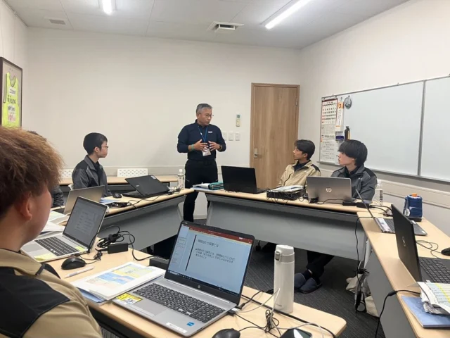 先日、第2回フレッシャーズキャンプを実施しました🎓

午前の部では、社会人としての心構えなどを再確認した後、各自が事前に各グループの責任者に聞いて学んだ「時間あたり採算」についての発表を行いました。
実際の数字をもとにグループ責任者との対話を通じて、現場のリアルな視点を学ぶ事ができました💡
午後の部では、社長による講和、先輩社員によるKYT（危険予知トレーニング）、ペアで新聞の即興ワークを行いました📰
KYT（危険予知トレーニング）では、これからドライバーとして業務に携わる社員にとって特に重要な、安全への意識を高める貴重な時間となりました🚛
新聞の即興ワークは、前回に続いて物流などのテーマをもとにペアで気になる内容をピックアップし、記事を要約・ディスカッション・発表をしました。社会の動きに触れることで、視野が広がり、社会への関心を深めることができました🌟

さまざまなプログラムを通じて、普段の業務では得られない気づきや学びが沢山ありました。
これからの成長につながる大切な時間になったと思います🫧

そして、三重トルキでは、新卒社員の正式配属が発表されました！
マッチングジョブローテーション導入している当社では、2ヶ月ごとにそれぞれの部署を体験自分の適性に合う仕事を見つけていきます👀
10月に全ての体験が終了し、11月からは正式配属になった部署でのスタートとなります▶️
研修やさまざまな体験を通して、沢山のことを学んできたと思います。
その経験を活かして、配属先でも一歩ずつ着実に頑張ってください💪🏻

#三重 #三重執鬼 #三重トルキ #三重執鬼株式会社 #三重トルキ株式会社 #トルキ #鈴鹿市 #鈴鹿 #三重県鈴鹿市 #物流 #運送 #運送業 #トラック #トラックドライバー #倉庫 #倉庫業 #サステナブル #サステナブル経営 #サステナブル経営アワード #sdgs #新卒募集 #中途入社大歓迎 #フレッシャーズキャンプ #研修 #危険予知トレーニング #新聞即興ワーク#マッチングジョブローテーション#正式配属