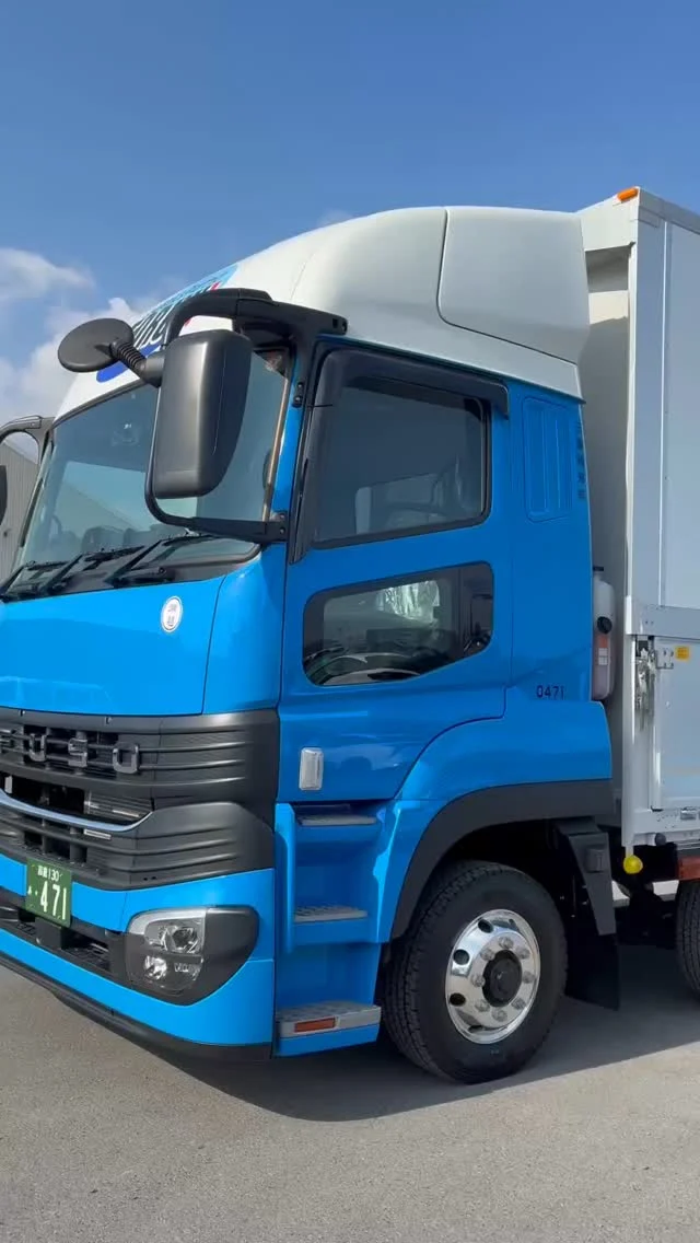 みなさんこんにちは☀️
12月になりましたね！昨日は一段と寒さが増して、初雪が見られました❄️
一気に冬ですね〜⛄️

そんな中、先月三重トルキに新しいウィングトラックがやってきました！
このトラックはオイルレスウィングシステムの搭載、ウィング部にFRPパネルを使用していてとっても環境にやさしいんです🌱

まず、オイルレスウィングシステムというのは、【ウィングの開閉を油圧シリンダー使用から完全電動化にする】ものです！
ウィングの開閉時に油圧シリンダーを使用しないため、オイル漏れによる荷物への被害や環境負荷の低減に貢献します💡

次にFRPパネルは、高い耐衝撃性、耐摩耗性、耐候性、そして優れた外観性が特徴です！
従来のアルミパネルに比べて衝撃で凹みにくく、擦り傷がつきにくいだけでなく、変色しにくいため長時間美しい状態を保ち、補修コストの削減も期待できます🌟

三重トルキはこれからも環境に配慮した取り組みを続け、安心で持続可能な物流を目指していきます🤝🏻😌
今日も1日事故のないようご安全に🫡

#三重 #三重執鬼 #三重トルキ #三重執鬼株式会社 #三重トルキ株式会社 #トルキ #鈴鹿市 #鈴鹿 #三重県鈴鹿市 #物流 #運送 #運送業 #トラック #トラックドライバー #倉庫 #倉庫業 #サステナブル #サステナブル経営 #サステナブル経営アワード #sdgs #新卒募集 #中途入社大歓迎 #新車導入 #ウィング車 #10t #frpパネル #持続可能な社会