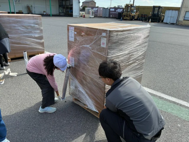 飯野小学校まち探検🏫🧭

11月28日に飯野小学校の2年生が三重トルキにまち探検に来てくれました😊
フォークリフトで物を運ぶ姿を見たり、ストレッチフィルムで荷物を巻く体験をしたり、元気いっぱいに楽しむ姿がとても印象的でした🌟
生徒さんたちの元気いっぱいの姿から、私たちもたくさんの元気をもらうことができました😌

そして後日、生徒さんたちから心のこもったお礼のメッセージをいただき、とても温かい気持ちになりました🫧
飯野小学校のみなさんありがとうございました！

#三重 #三重執鬼 #三重トルキ #三重執鬼株式会社 #三重トルキ株式会社 #トルキ #鈴鹿市 #鈴鹿 #三重県鈴鹿市 #物流 #運送 #運送業 #トラック #トラックドライバー #倉庫 #倉庫業 #サステナブル #サステナブル経営 #サステナブル経営アワード #sdgs #新卒募集 #中途入社大歓迎 #まち探検 #飯野小学校 #元気いっぱい #子どもたちの笑顔