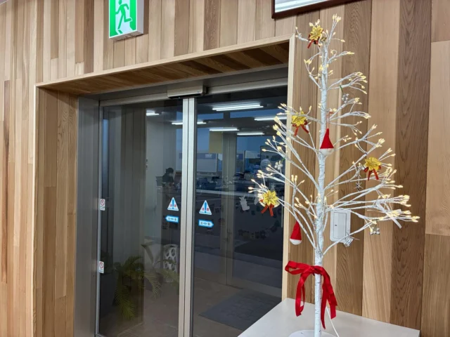 🎄Merry Christmas🎄
皆さん今日はクリスマスですね🎅
社内もクリスマス仕様になりました♪
皆さんはどんなクリスマスを過ごされますか？🎁💫

そして、あっという間に今年も残りわずかですね。
本年も多くの皆さまに支えられ、一年を締めくくろうとしています。
心より感謝申し上げます。
来年も皆さんに社内の様子や取り組みなどお届けできるように頑張っていきたいと思います🙇🏻

残りの日々も、安全第一で過ごしてまいります🚛

皆さん素敵なクリスマスをお過ごしください🤝🏻
そして、良い年末年始をお過ごしください！

#三重 #三重トルキ #クリスマス #年末 #社内の様子