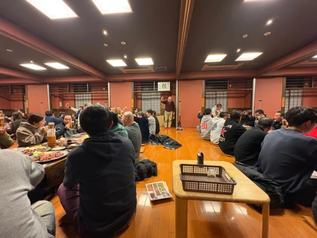 先日、新年会を開催しました🍖
当日は約100名の社員が集まり、美味しいお肉をたくさんいただきながら、普段はそれぞれの現場で働く社員同士が交流する、笑顔あふれる時間となりました！

途中では抽選会も開催🎁
今回の社長賞は、なんとニンテンドースイッチ2！！！
発表の瞬間は「当たれー！」と、思わずみんなで願ってしまうほどの盛り上がりでした🤩

最後は三本締めで、社員一同気持ちを一つにして新年会を締めくくりました😌

#三重トルキ #新年会 #社内イベント #笑顔の時間 #会社の日常