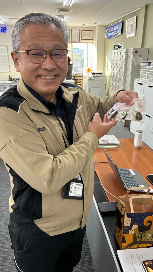 🍫今年のバレンタイン🍫
社長の手作りチョコの裏側をチラ見せ👀

一つずつ心を込めて作られたチョコは社員の皆さんに配られました！

社長、今年もありがとうございました✨
ハッピーバレンタイン💝

#三重トルキ #物流会社 #ハッピーバレンタイン #バレンタインチョコ #社長の手作りチョコ