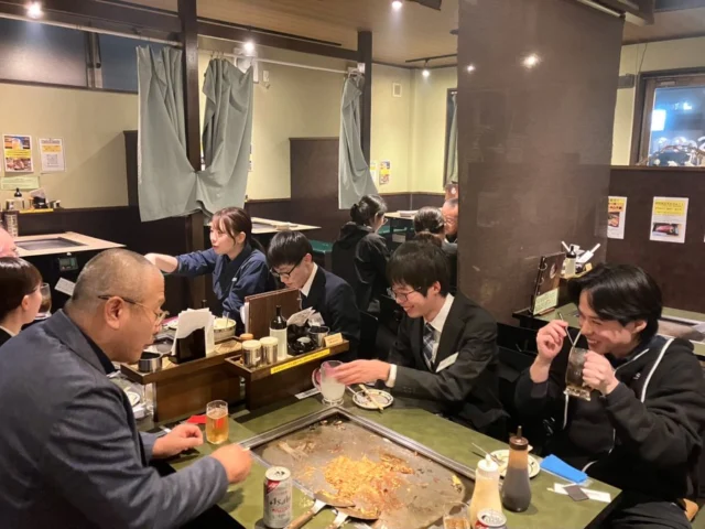 昨日、内定者懇親会を行いました🌸

写真は食事会の様子です📷
食事会の前には、本社で社長講和や制服採寸が行われました！

最初は少し緊張していた様子でしたが、食事会では自然と笑顔が増え、
和やかな雰囲気の中で交流が深まりました🤝🏻✨

これから一緒に働ける日を楽しみにしています☺️

#三重トルキ #物流会社 #内定者懇親会 #26卒 #新卒採用