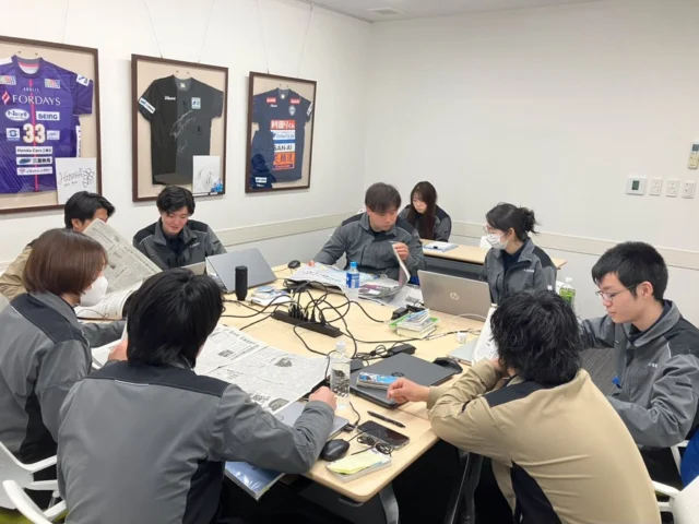 第3回　フレッシャーズキャンプを開催しました🧑🏻‍🏫

2025年よりスタートしたフレッシャーズキャンプも、今回が一区切りとなる最終回。
マッチングジョブローテーションを経て本配属となった新卒メンバーが、約4ヶ月ぶりに集まりました！

当日は、ワークやペアでの資料作成・発表、社内の講師による講和を通じて、これまでを振り返りながら、これからの成長について考える時間に🤔

それぞれが現場で経験を積んだからこその気づきや学びも多く、改めてお互いに良い刺激を受ける機会となりました。

2026年は、今回参加したメンバーがこの研修の企画・運営を担う予定です！
より良い場作りに取り組んでいきます✨

#三重トルキ #物流会社 #フレッシャーズキャンプ #新卒研修 #新卒募集