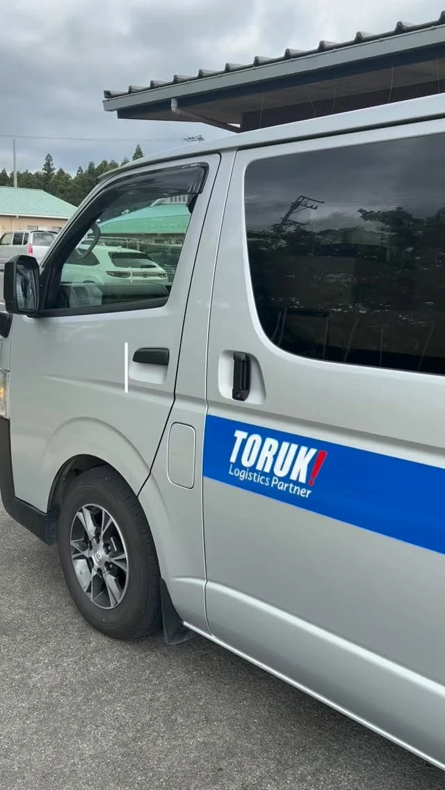 軽貨物配送ドライバーに密着！🚛
⁡
今回は、軽貨物配送ドライバーの午前中に密着しました👀
⁡
配送の仕事は、荷物を運ぶだけではありません。
⁡
時間やルートを考えながら、安全第一で、一件一件のお客様へ大切な荷物をお届けしています。
⁡
撮影していて特に印象的だったのは、終始変わらない丁寧な運転。
急ぐことよりも安全を優先し、焦らず一つひとつ確認しながら配送する姿がとても印象的でした😌
⁡
今日も安全第一で、お客様のもとへ荷物をお届けしています🚚
配送ドライバーの仕事の一コマを、ぜひご覧ください！
⁡
 #三重トルキ  #物流会社  #軽貨物配送  #配送ドライバーの日常  #密着