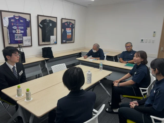 ⭐️内定者懇親会を開催しました⭐️
⁡
本日は、来春入社予定の内定者を対象に、
第1回内定者懇親会を開催しました！
⁡
今回は、内定者同士や先輩社員との交流を深められるように、
三重トルキオリジナルのすごろくをみんなで楽しみました🎲
⁡
止まったマスにはさまざまなイベントが！

💭先輩トーク
先輩社員から仕事のことや会社での経験を聞いたり、
⁡
🌱‬‪内定者トーク
入社後の目標や第一印象を話したり。
⁡
すごろくを通してさまざまな会話が生まれ、
内定者同士や先輩社員との距離を縮める、いい交流の機会となりました✨
⁡
すごろくの後は、昼食会🍴
仕事の話だけでなく、普段のことなど、
いろいろな話をしながら和やかな時間を過ごしました！
⁡
今回の懇親会をきっかけに、に入社までの期間も交流を深めて行ければと思います😌
⁡
来春、一緒に働けることを楽しみにしています！🤩
⁡
 #三重トルキ  #物流会社  #新卒採用  #内定者  #社員交流